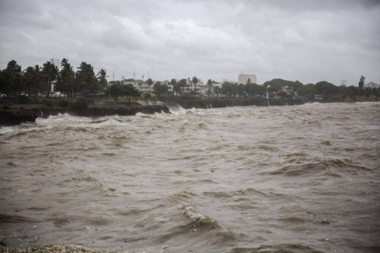 Según la trayectoria pronosticada, Elsa pasará cerca de la costa sur de la Española en el día de hoy y se moverá cerca de Jamaica y sectores del este de Cuba el domingo.