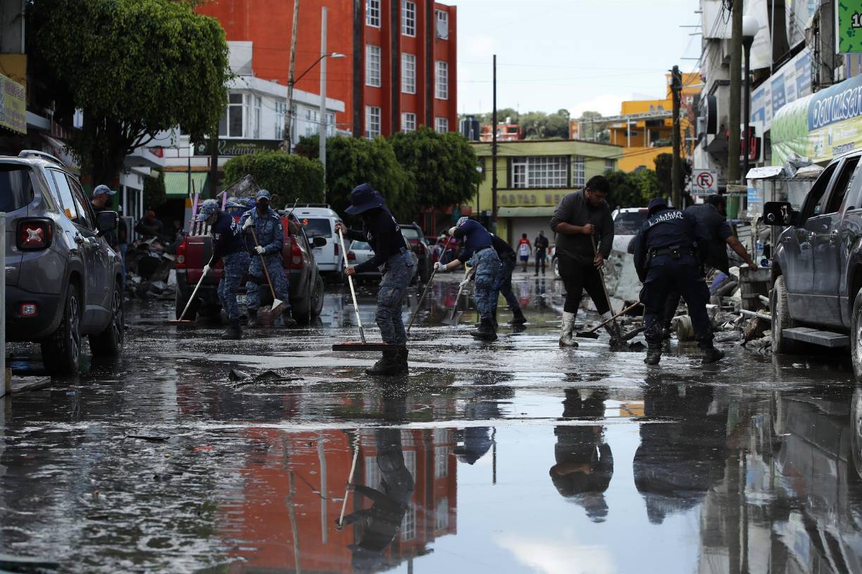 Cientos de personas buscan entre el lodo y el agua las pocas pertenencias que las fuertes lluvias de estos días les dejaron en el municipio mexicano de Tula, donde las inundaciones causaron al menos 14 muertos en un hospital y miles de damnificados.