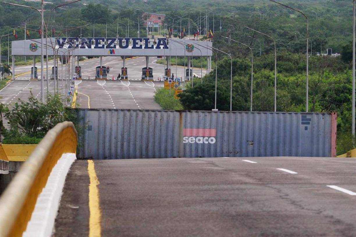 Venezuela ha anunciado el cierre de su frontera terrestre con Colombia y la suspensión de vuelos con este país, horas antes de la ceremonia de asunción de la Presidencia de Venezuela, en la que Nicolás Maduro se dispone a revalidar su mandato, mientras el líder opositor Edmundo González Urrutia sigue reclamando su victoria y mantiene su intención de asumir el cargo.