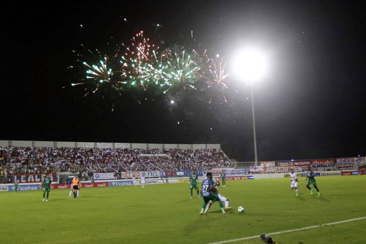 La barra del Olimpia lanzó fuegos artificiales en los últimos minutos del partido.