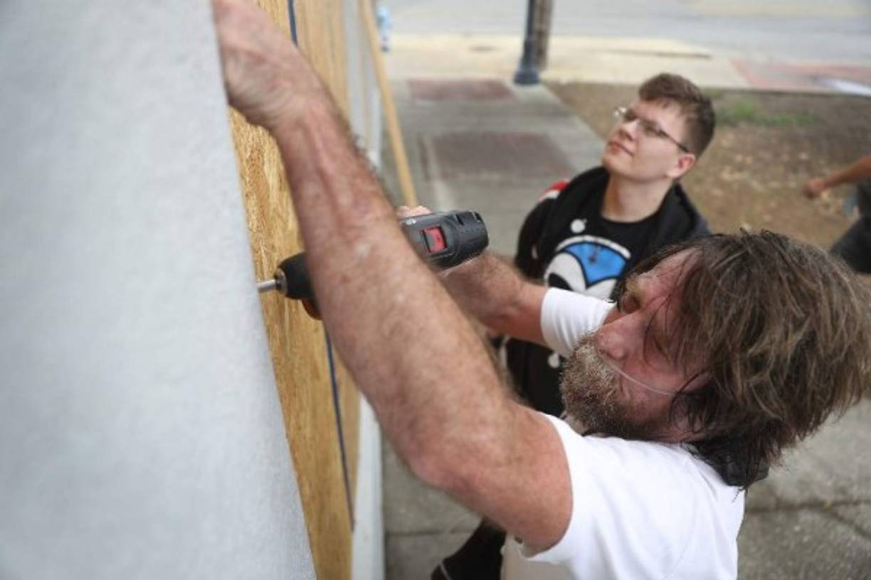 Desde muy temprano, los floridanos comenzaron a asegurar las puertas y ventanas de sus casas y negocios, para protegerse de los vientos de más de 120 kilómetros por hora con los que llegará Michael a Panama City.