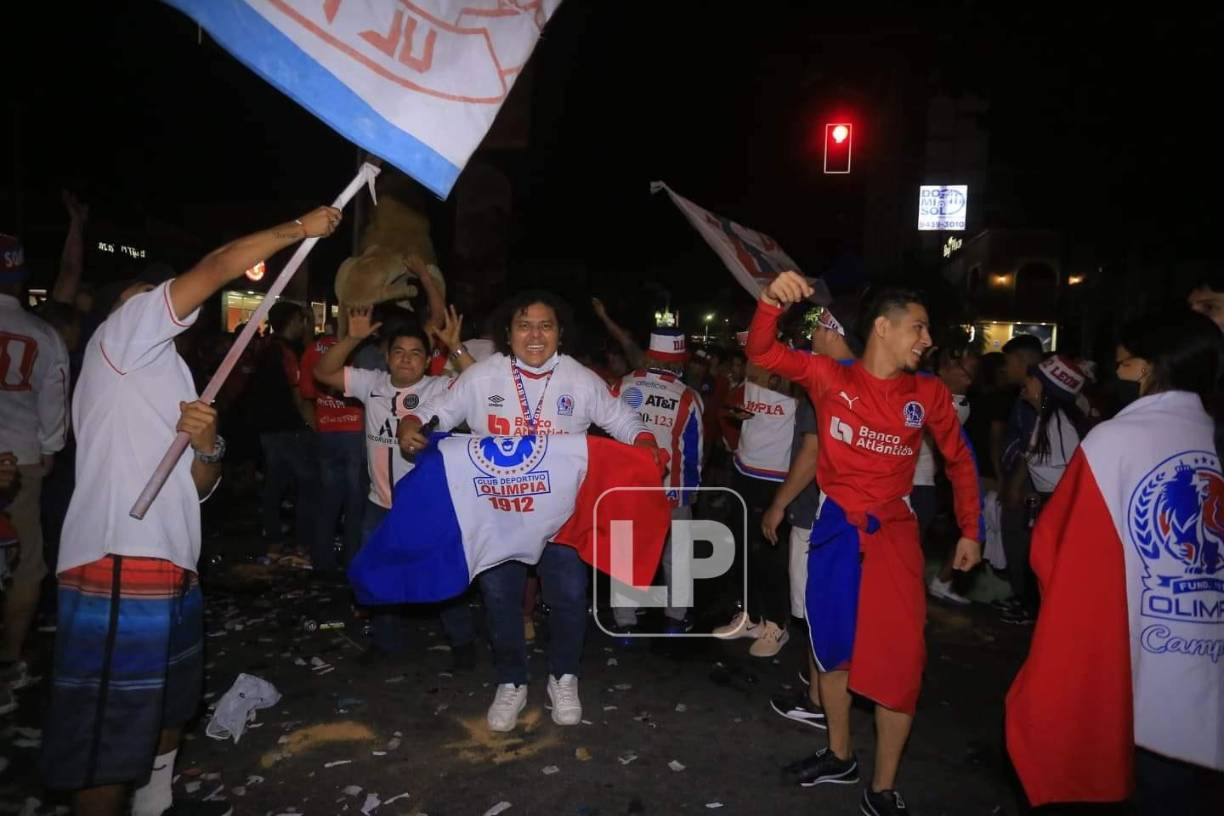 La afición del Olimpia celebró hasta la madrugada de 24 de diciembre en San Pedro Sula el tetracampeonato logrado por el equipo de Pedro Troglio tras ganar la Gran Final del Torneo Apertura 2021 al Real España.