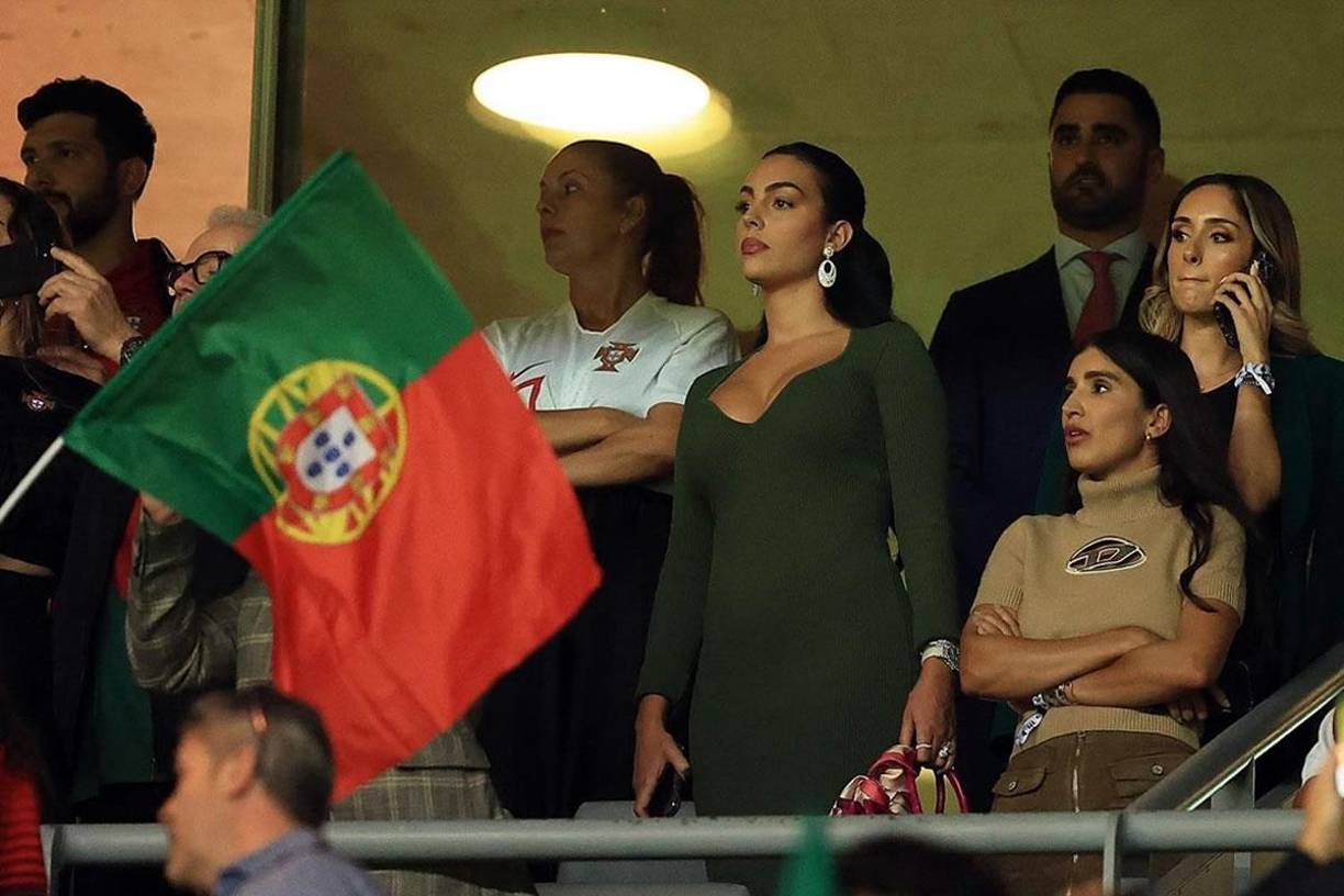 Georgina Rodríguez robó muchas miradas en el estadio, mientras en el palco Cristiano Ronaldo no la pasaba nada bien.