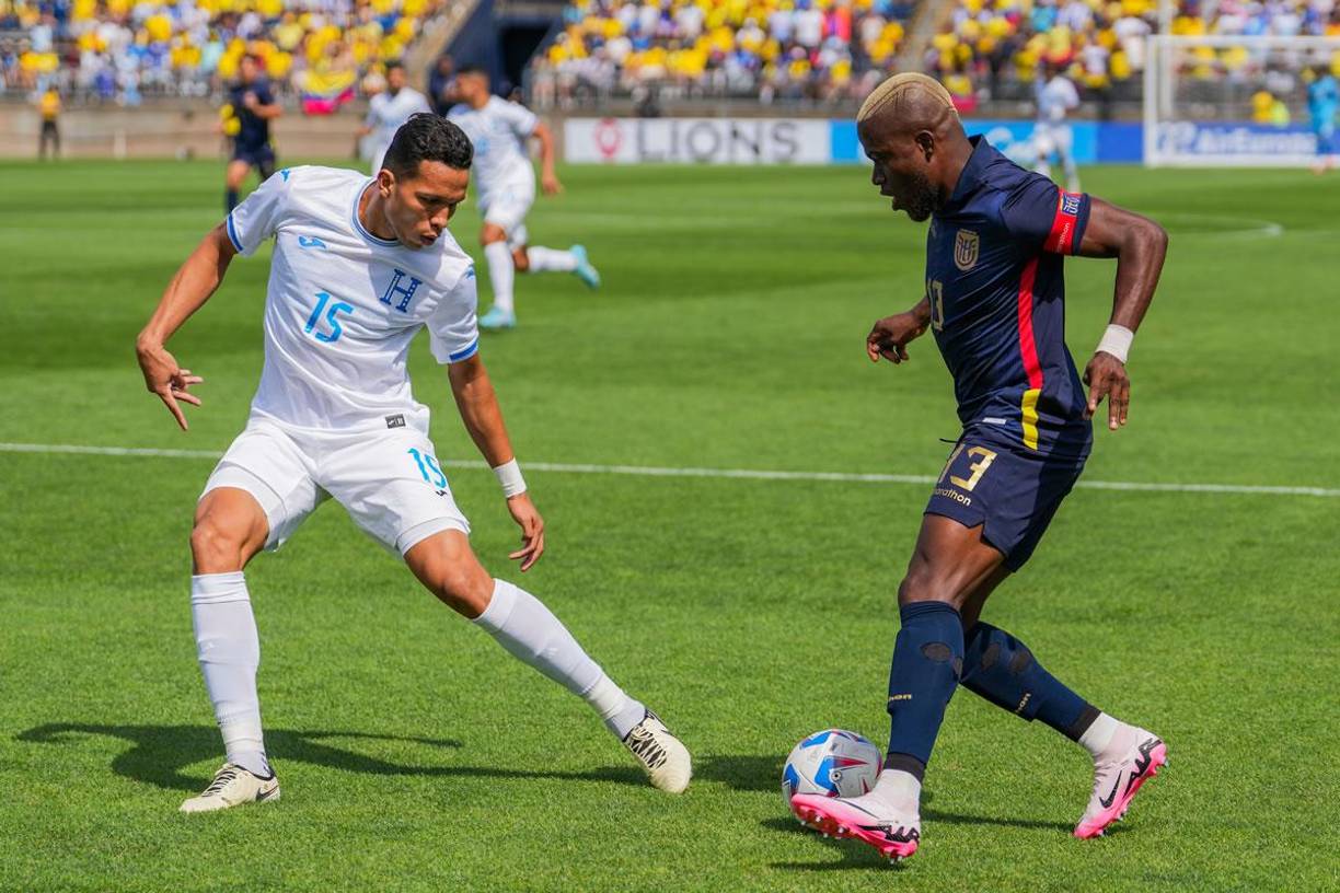 Carlos Meléndez marcando a Enner Valencia que le dio problemas a la defensa hondureña.
