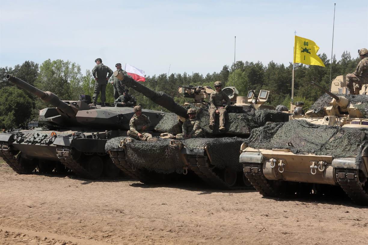 En tanto, en Letonia se está llevando a cabo un ejercicio paralelo, denominado Escudo de Verano, en la base militar de Adazi, bajo la dirección de la Brigada de Infantería Mecanizada de las Fuerzas Armadas letonas.