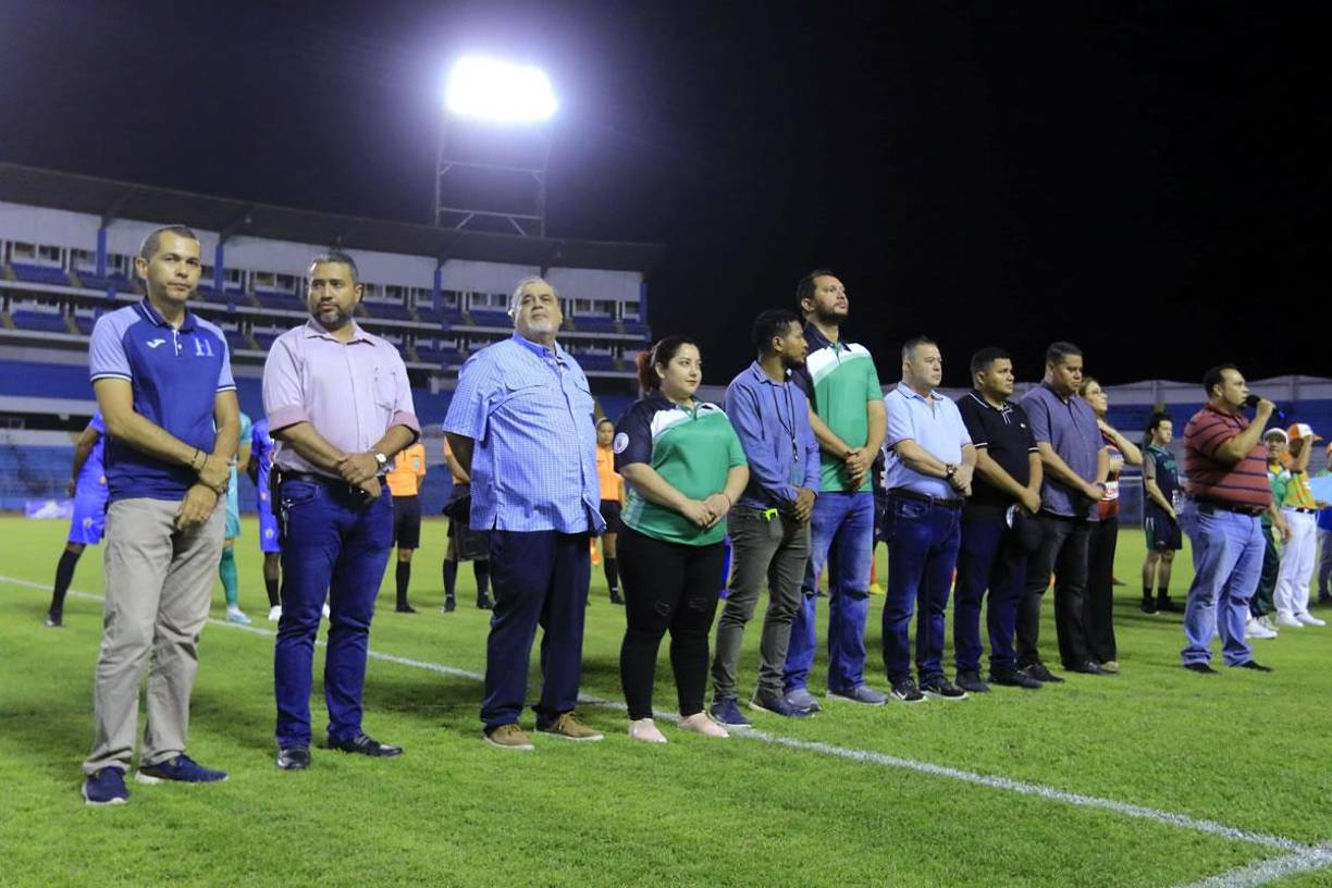 Autoridades de la Liga de Ascenso y de los equipos en la cancha del estadio Olímpico.