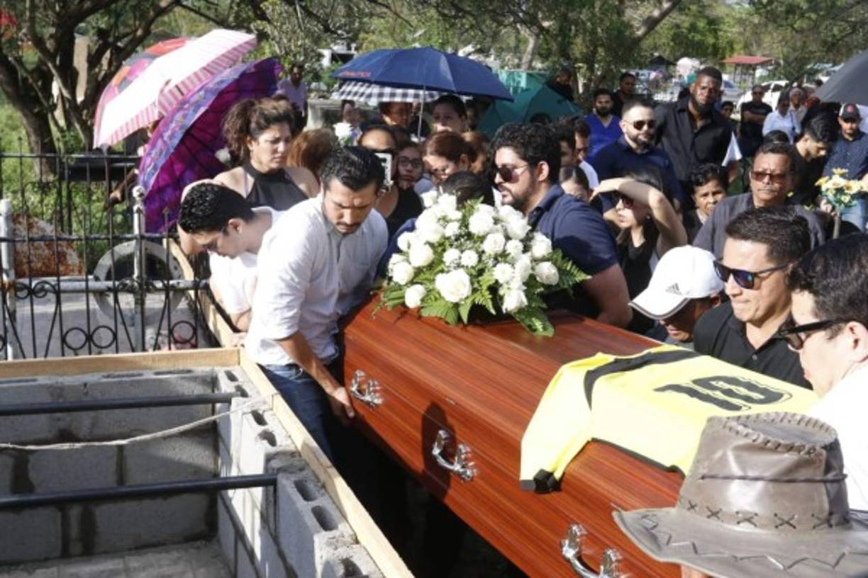 El entierro fue en medio de muchísimas muestras de cariño de sus allegados y la comunidad limeña que se dio un sentido 'hasta pronto' al 'Conquistador'.