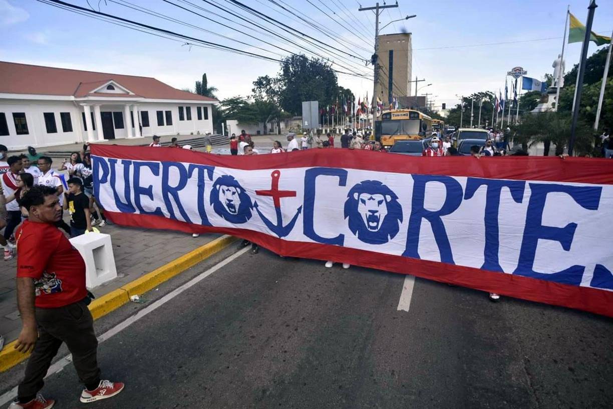 La Ultra Fiel una vez más puso la fiesta en las afueras del estadio Morazán.