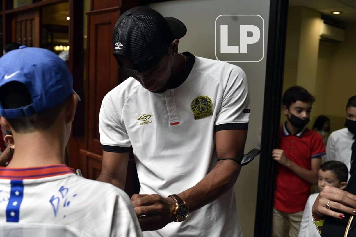 Algarabía por Olimpia y la copa de campeón de Liga Concacaf en San Pedro Sula