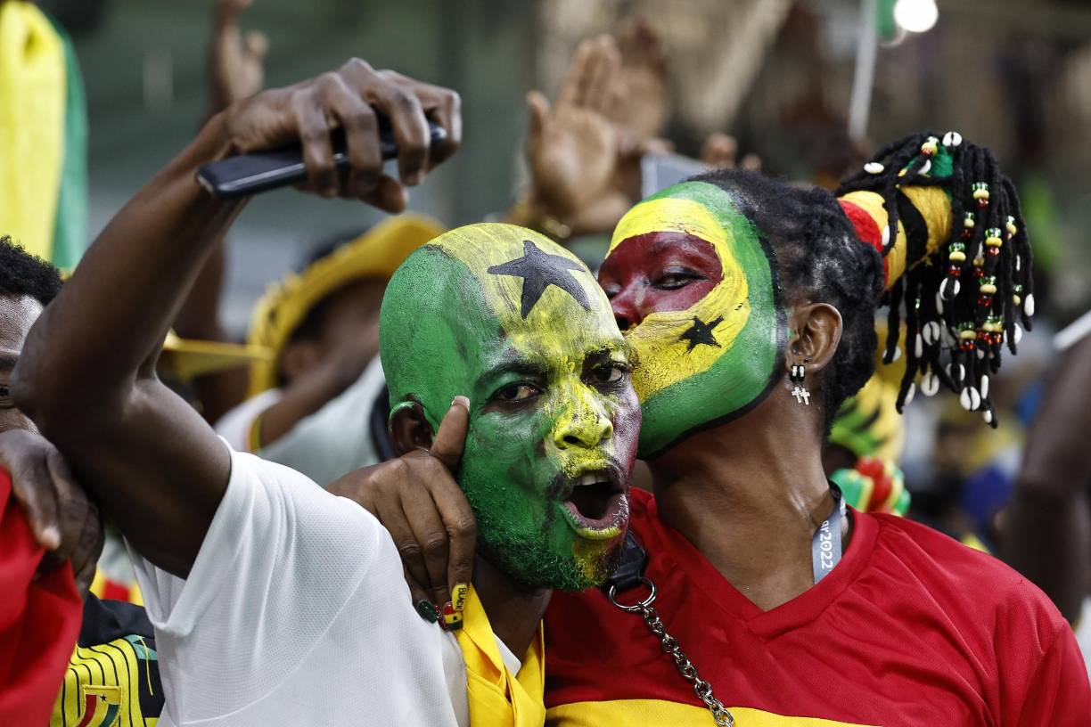 Esta pareja llamó la atención por su estilo y colorido vestuario.