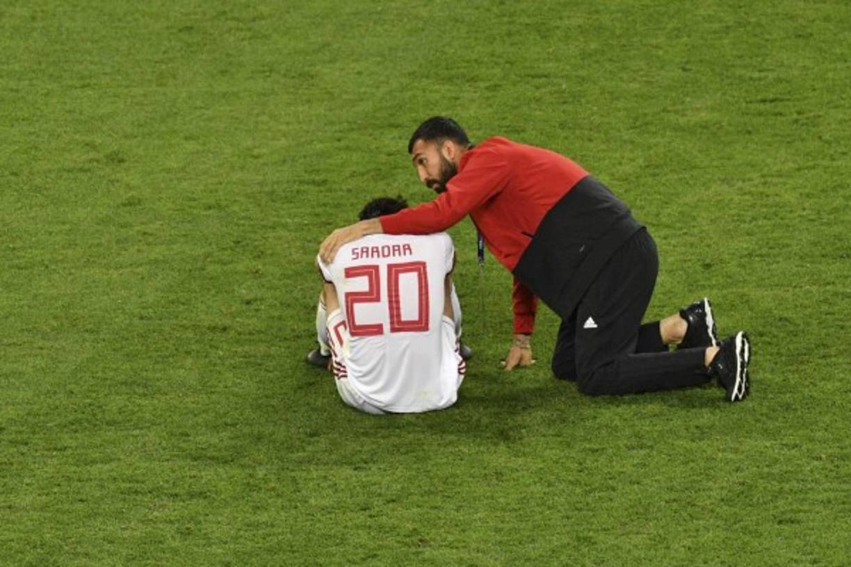 Los futbolistas de Irán se quedaron llorando tras quedar eliminado.