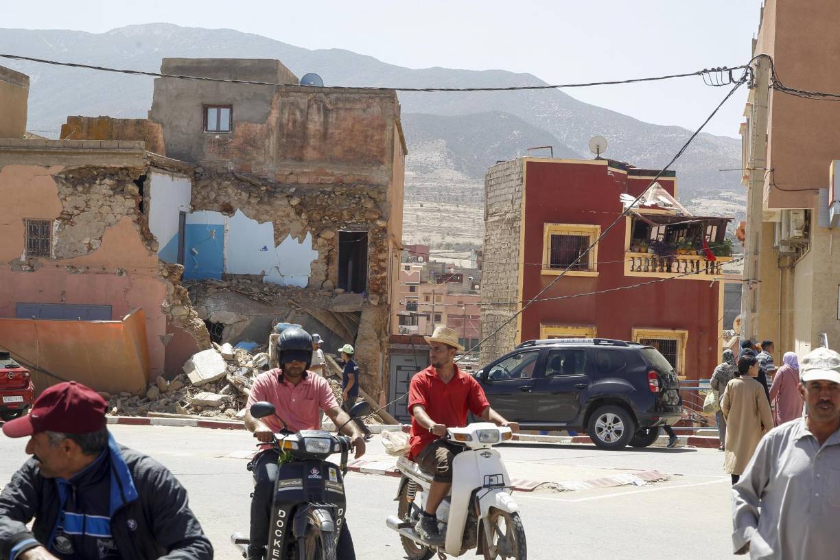 La población de Amizmiz, situada a unos 30 kilómetros del epicentro del terremoto, en las faldas del Atlas, amanece llena de cascotes y escombros de edificios derruidos tras el terremoto que sacudió el suroeste del país la pasada madrugada. EFE/ María Traspaderne 