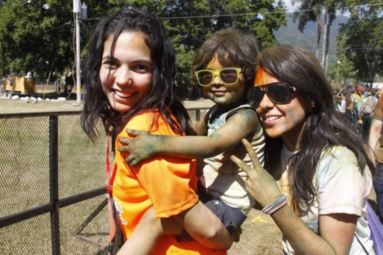 Miles de competidores fueron recibidos con venta de comida, música y calentamiento con zumba en el día más colorido del año como se le denomina a esta actividad.