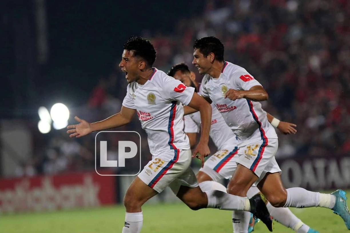 José Mario Pinto celebrando su golazo en la gran final contra el Alajuelense.