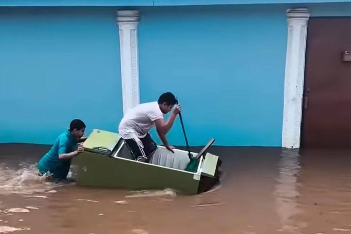 Tres horas de lluvia han causado estragos en calles y avenidas del municipio de Puerto Cortés. 