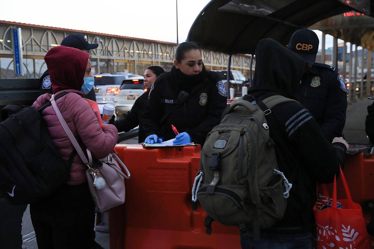 En Ciudad Juárez, uno de los epicentros del fenómeno migratorio en Norteamérica, crece la preocupación por las medidas de Trump, quien esta semana confirmó que planea “declarar una emergencia nacional y usar activos militares” para realizar deportaciones masivas. 