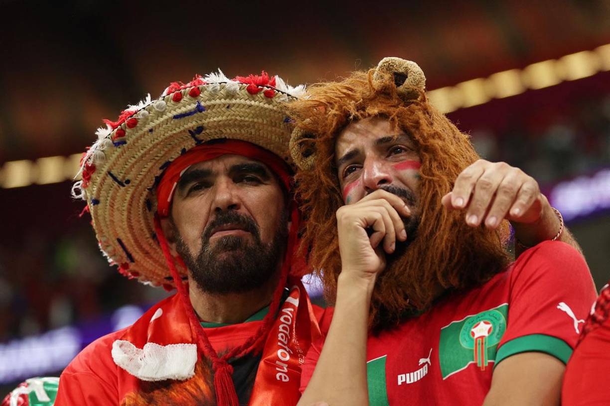 El dolor de los aficionados de Marruecos por la eliminación en semifinales del Mundial de Qatar 2022.
