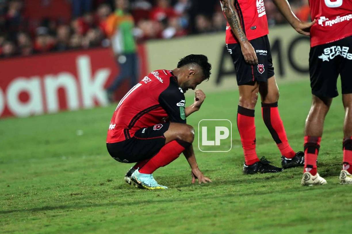 La tristeza del mediocampista hondureño del Alajuelense, Alex López, tras perder el título contra su exequipo, Olimpia.
