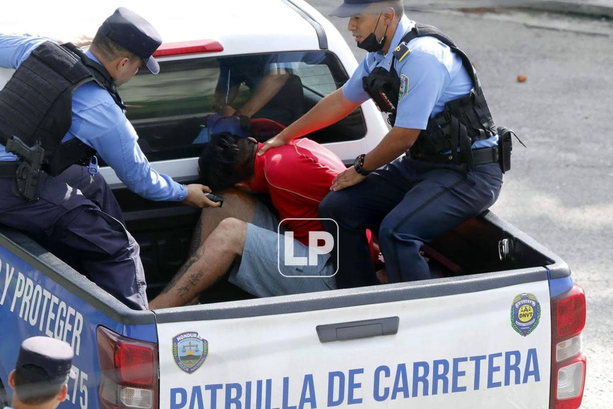 La Policía Nacional detuvo a un aficionado en las afueras del estadio Yankel Rosenthal durante el derbi sampedrano.