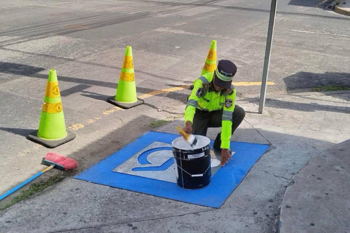 Este sábado se inició con los trabajos de sensibilización para el buen uso de las plazas de aparcamiento o estacionamiento reservado para personas con discapacidad.