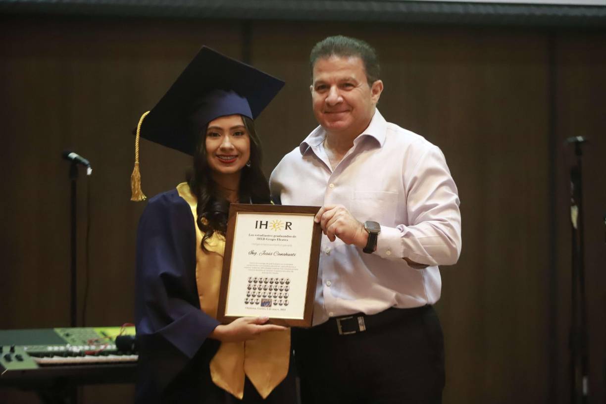 Cinthia Pineda recibió un reconocimiento por su excelencia. 