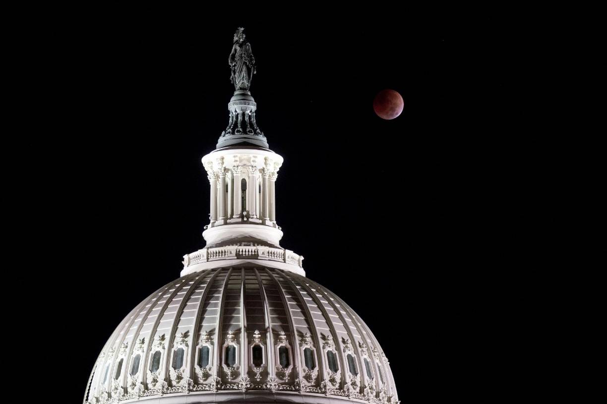 El eclipse, registrado la noche del lunes en algunos lugares del mundo, ocurrió cuando se alinearon de forma perfecta el Sol, la Luna y la Tierra y ésta proyectó su sombra sobre su satélite.