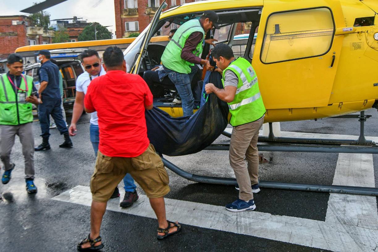 Los cuerpos sin vida de los cinco turistas de México, así como el del piloto nepalí que estaba a los mandos del helicóptero y que también falleció en el siniestro, fueron trasladados ayer a la capital nepalí.