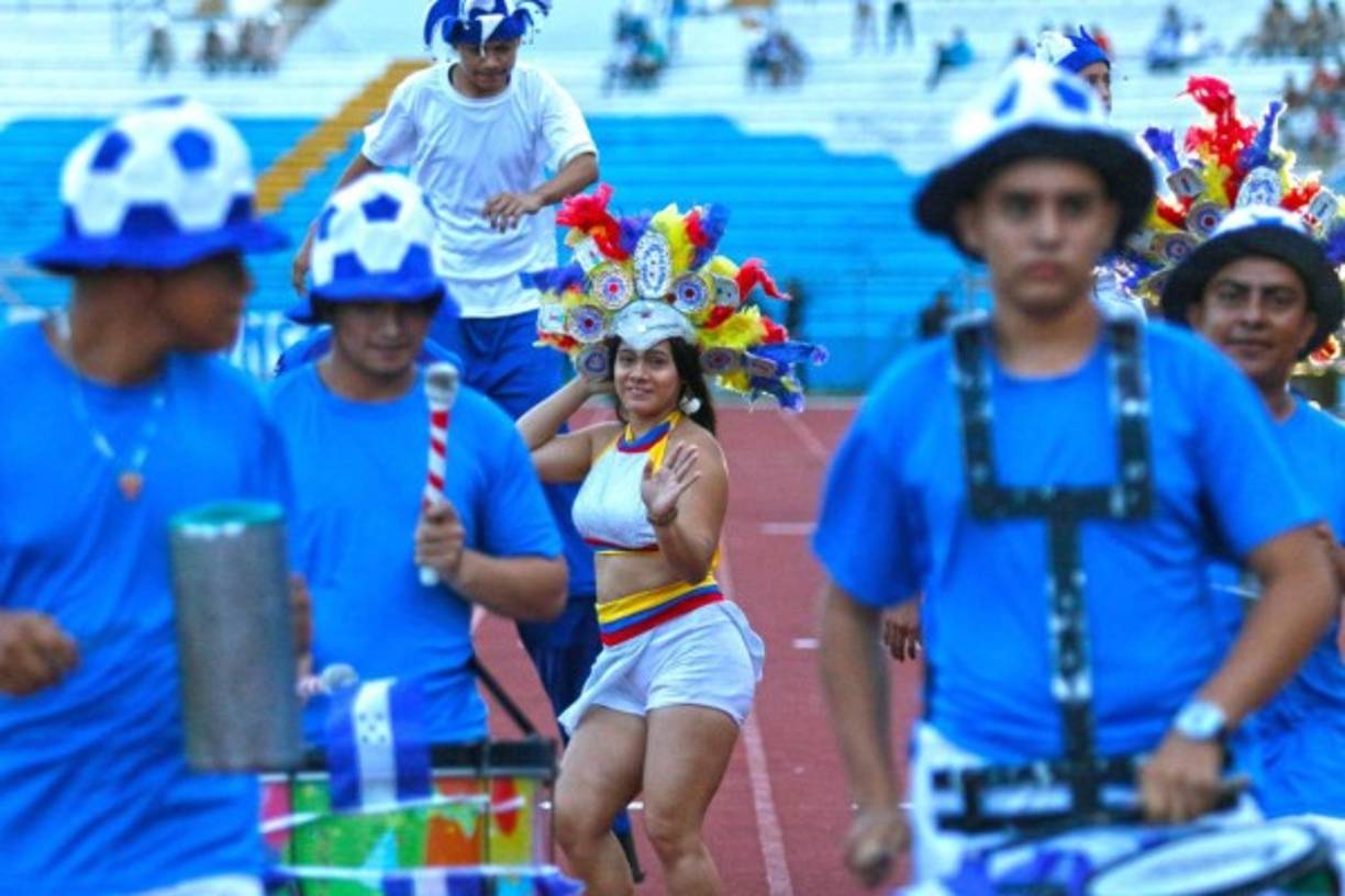 Previo al partido hubo bailes para animar a los aficionados.