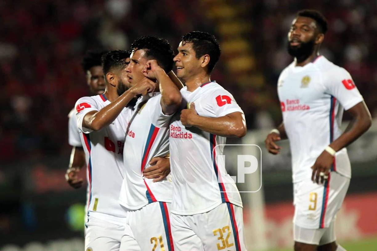 José Mario Pinto celebrando su golazo en la gran final contra el Alajuelense.