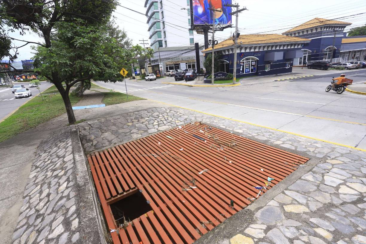 La situación no es nueva, y para los pobladores que viven sobre la 13 calle, el miedo de revivir los momentos más crudos productos de las inundaciones sobre esta vía, está siempre latente, sobre todo uno de los ocurridos en el invierno de 2014, ocasión en la que el asfalto de la artería fue arrancado por las corrientes, varias viviendas sufrieron daños y llenas y gran cantidad de vehículos fueron llevados cuesta abajo por las aguas que cubrieron las calles.