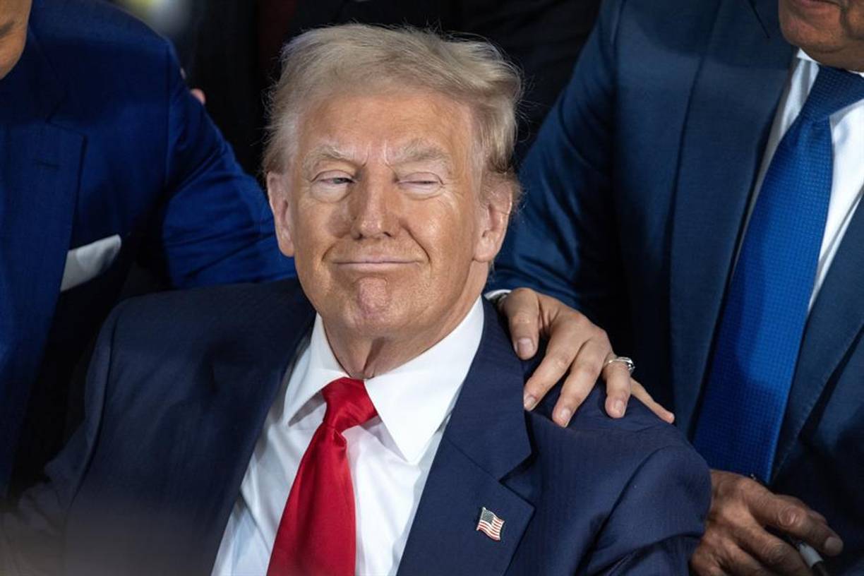 El sistema del Colegio Electoral fue establecido en la Constitución de Estados Unidos, busca equilibrar el voto ciudadano con una instancia intermedia. El proceso incluye la selección de electores, su votación y el conteo de votos por parte del Congreso para oficializar al ganador.