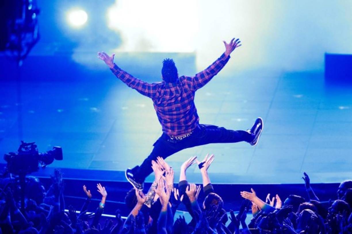 Un show de muchas luces de Jason Derulo.