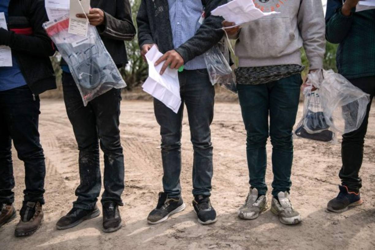 Al asumir el cargo, el mandatario demócrata suspendió las deportaciones de migrantes por 100 días, avaló un proyecto de ley para ofrecer un camino a la ciudadanía a los 11 millones de inmigrantes indocumentados que se estima hay en el país, y comenzó a admitir a algunos de los solicitantes de asilo que llevaban meses esperando en campamentos en México.