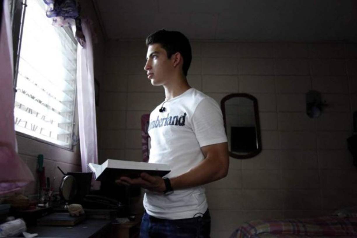 Jonathan Rubio aprovecha cuando anda en Honduras para predicar la palabra de Dios, siendo un ejemplo para muchos jovénes.