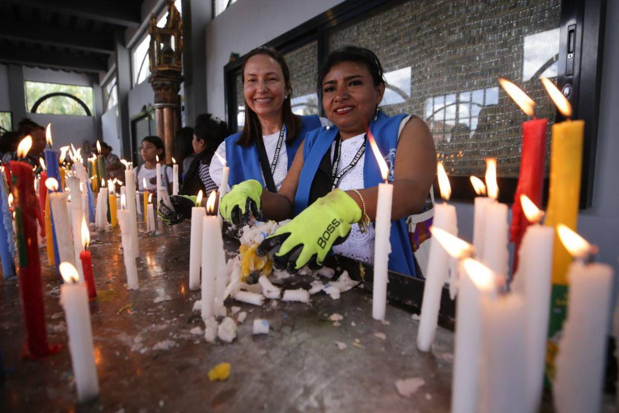 La Virgen de Suyapa lleva una corona de 12 estrellas en su cabeza. Estas estrellas simbolizan a los 12 apóstoles de Jesucristo y su papel como testigos de su vida, enseñanzas, muerte y resurrección.