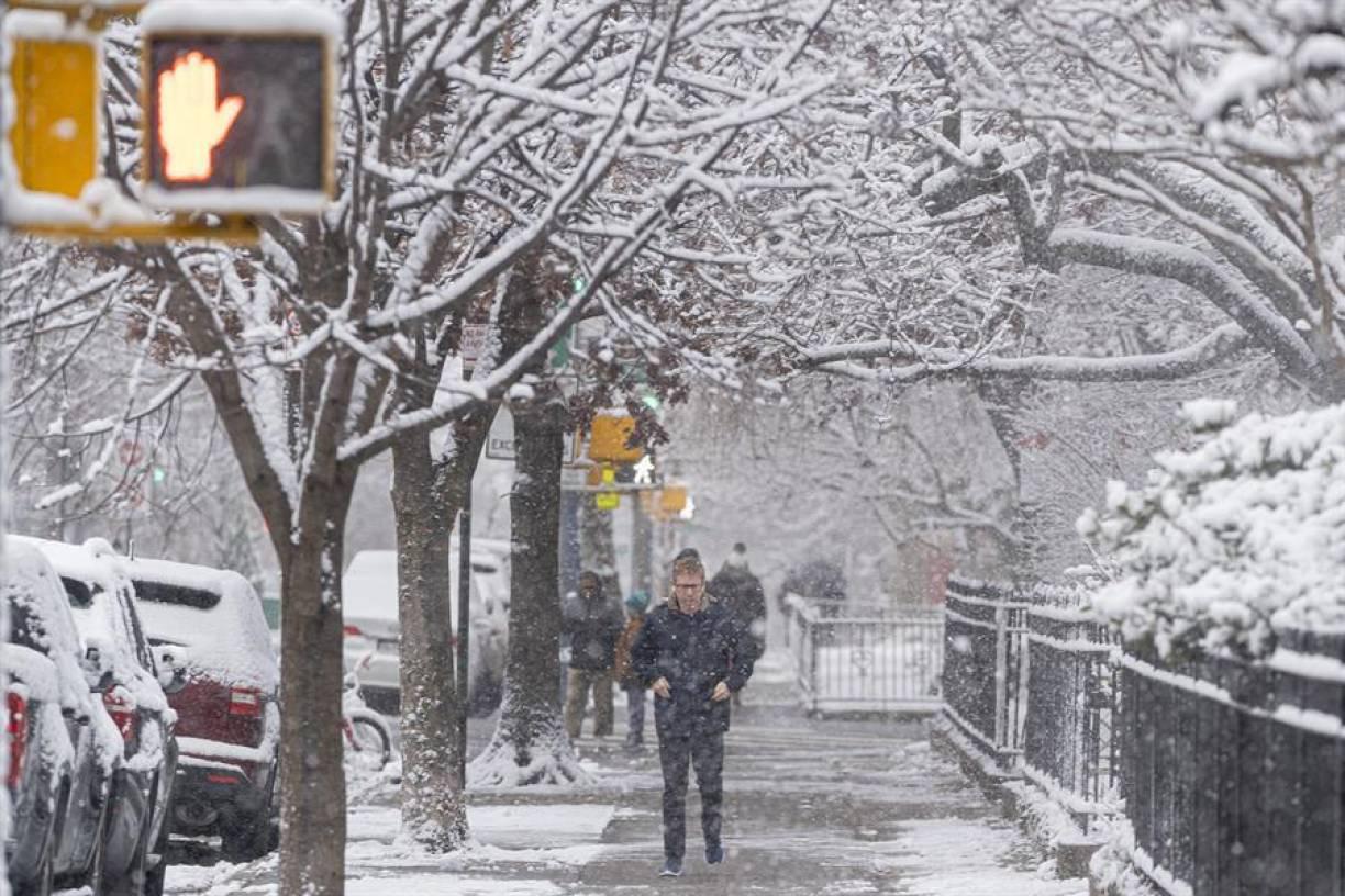 Este evento meteorológico, común en la región de los Grandes Lagos, se produce cuando el aire frío proveniente de Canadá interactúa con las aguas más cálidas de los lagos, generando intensas tormentas de nieve.
