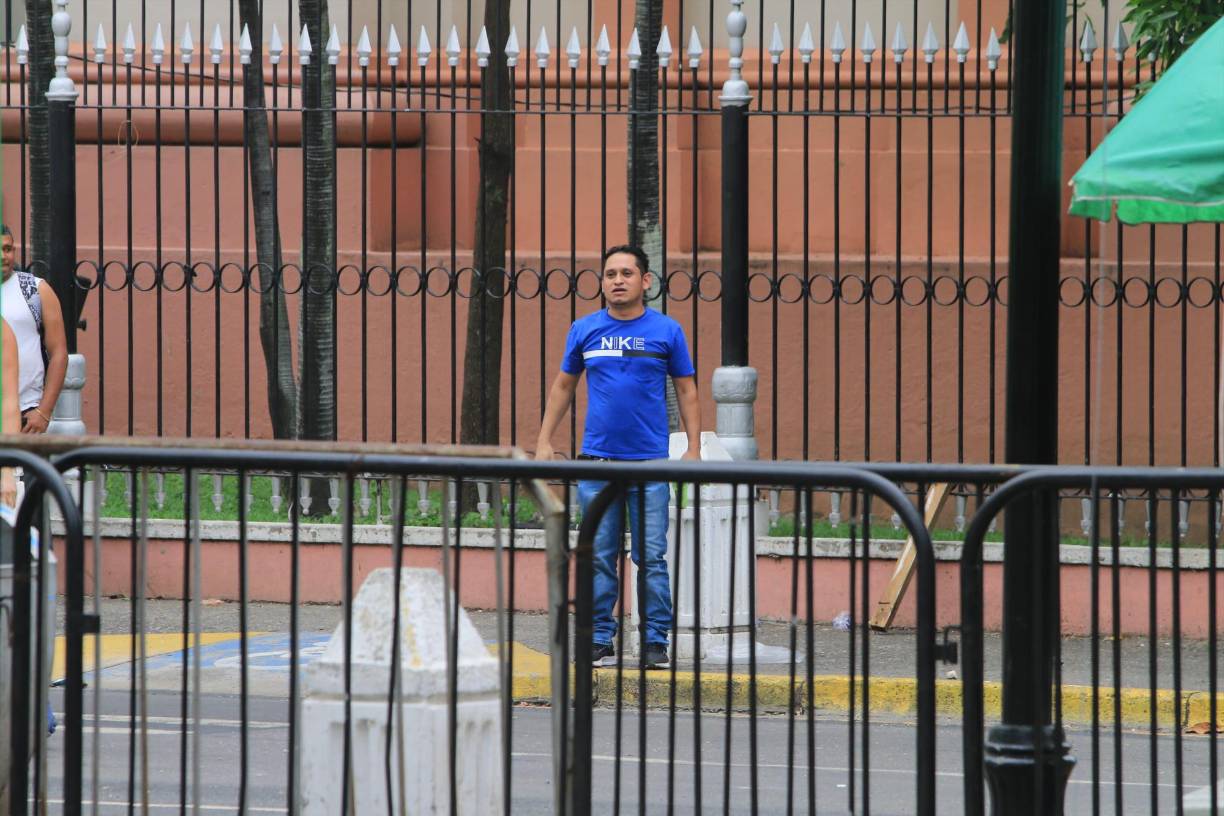 Los vendedores ya llevaban las piedras en manos cuando sabían que el parque había amanecido cerrado por policías.