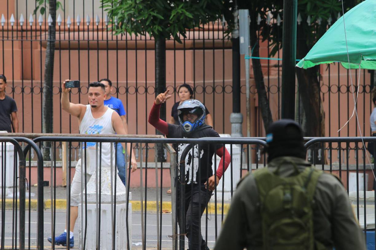 Dos de los vendedores que llegaron a protestar enfrente del parque.