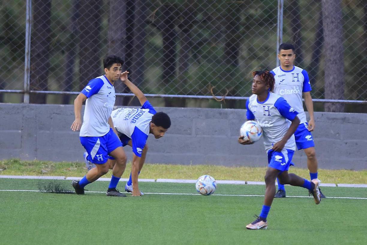 En este microciclo se vieron varias caras nuevas, entre ellas la del delantero del Parrillas One, Yoel ‘Buby‘ Castillo, y el estadounidense John Denis, que dejó la pretemporada con el New York City de la MLS para enfundarse por primera vez la elástica cinco estrellas.
