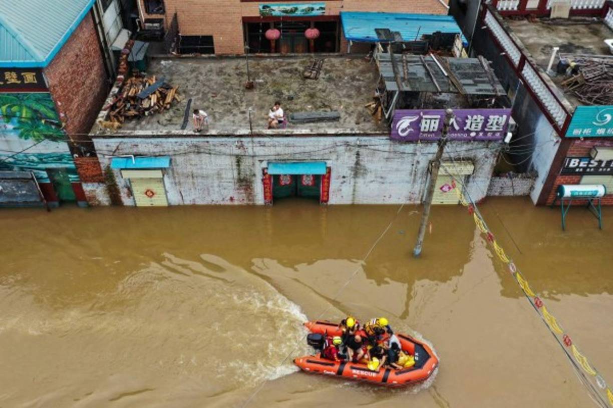 En la metrópoli de 10 millones de habitantes, los bomberos y los socorristas trabajaban el viernes con enormes bombas para retirar las grandes cantidades de agua acumuladas en las calles.