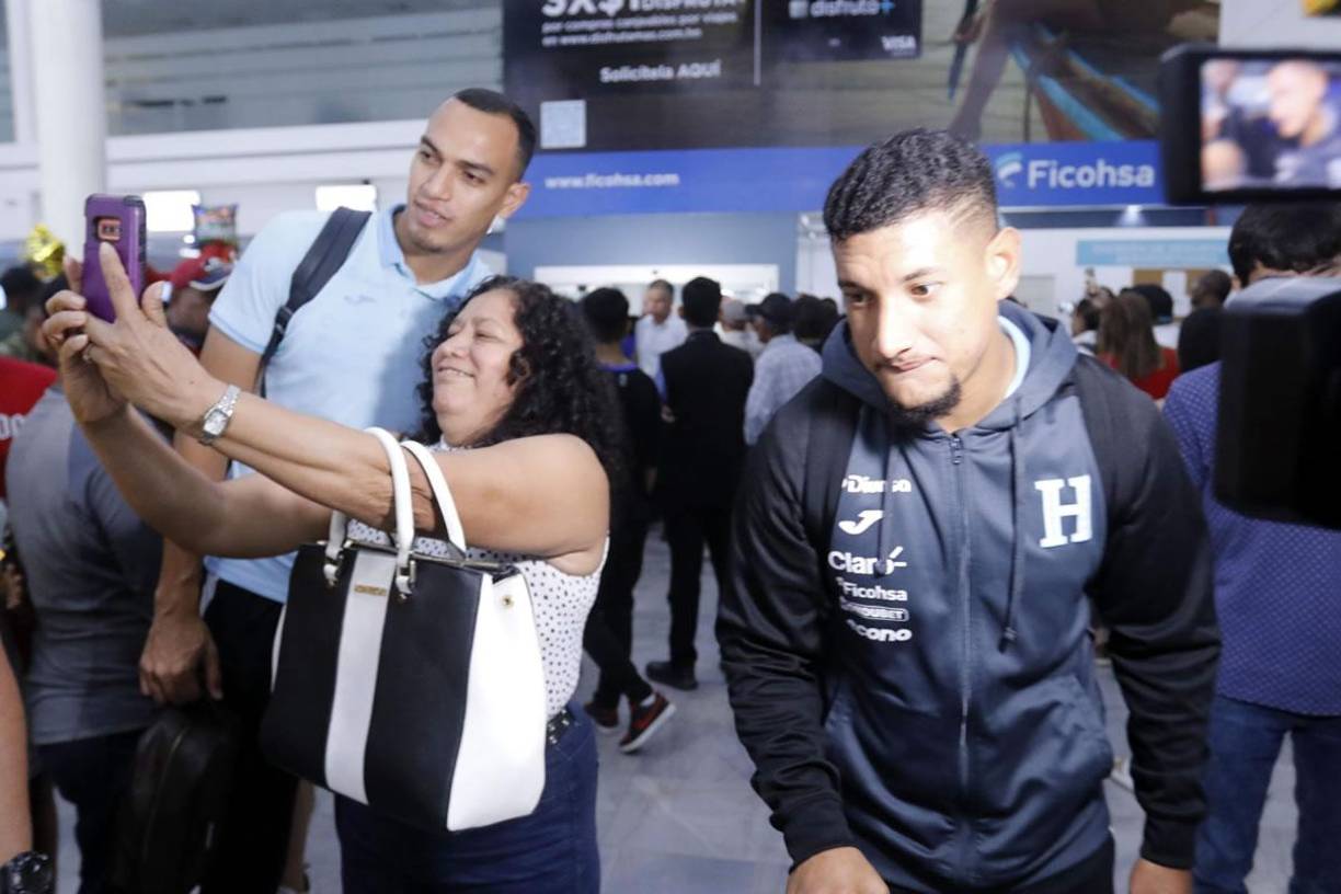 Devron García fue otro de los solicitados por los aficionados hondureños en el aeropuerto internaconal Ramón Villeda Morales.