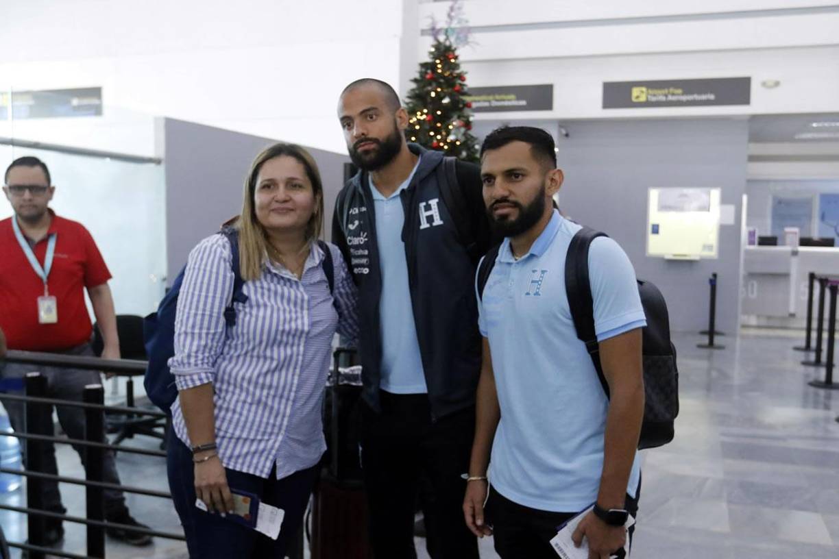 Edrick Menjívar y Jorge Álvarez posaron con esta aficionada que se mostró alegre.