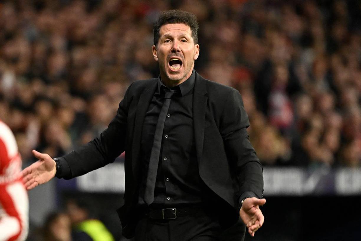 Diego Pablo Simeone - El entrenador del Atlético de Madrid percibe 34 millones de euros por temporada. Lo que cobra el ‘Cholo‘ por dirigir al equipo español está muy por encima de sus colegas y le saca una gran ventaja con respecto al segundo y a pesar de que las últimas temporadas no han sido muy buenas en rendimientos, en años pasados el argentino logró hacer al cuadro colchonero un fuerte competidor en Europa y España.