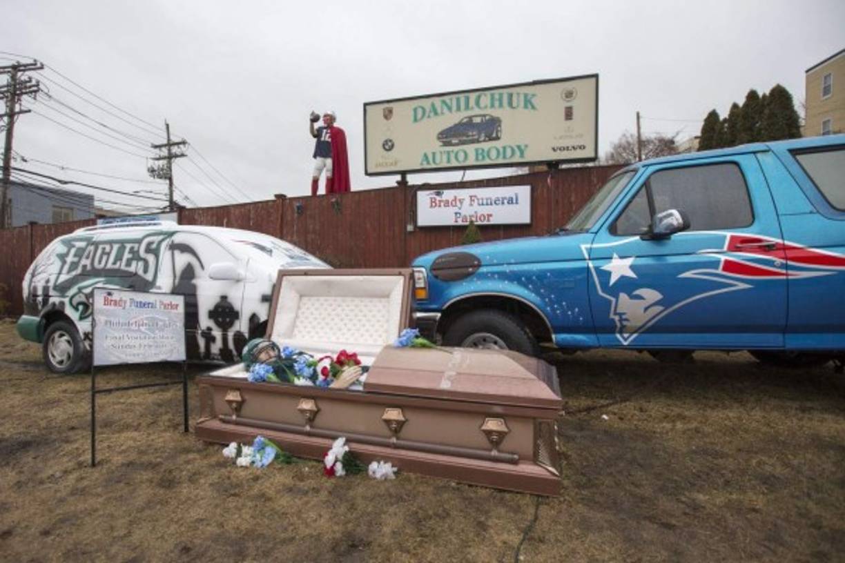 Algunos aficionados de los Patriotas ya dan por muerto al equipo de las Águilas y así lo expresa este aficionado que preparó una ceremomia fúnebre para el equipo de Filadelfia, con ataúd incluido.