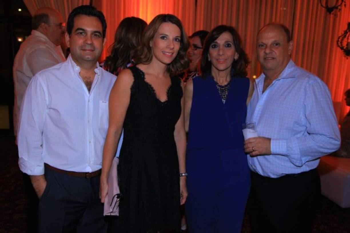 Munir y Margarita Hawit con Diana y Roger Larach.