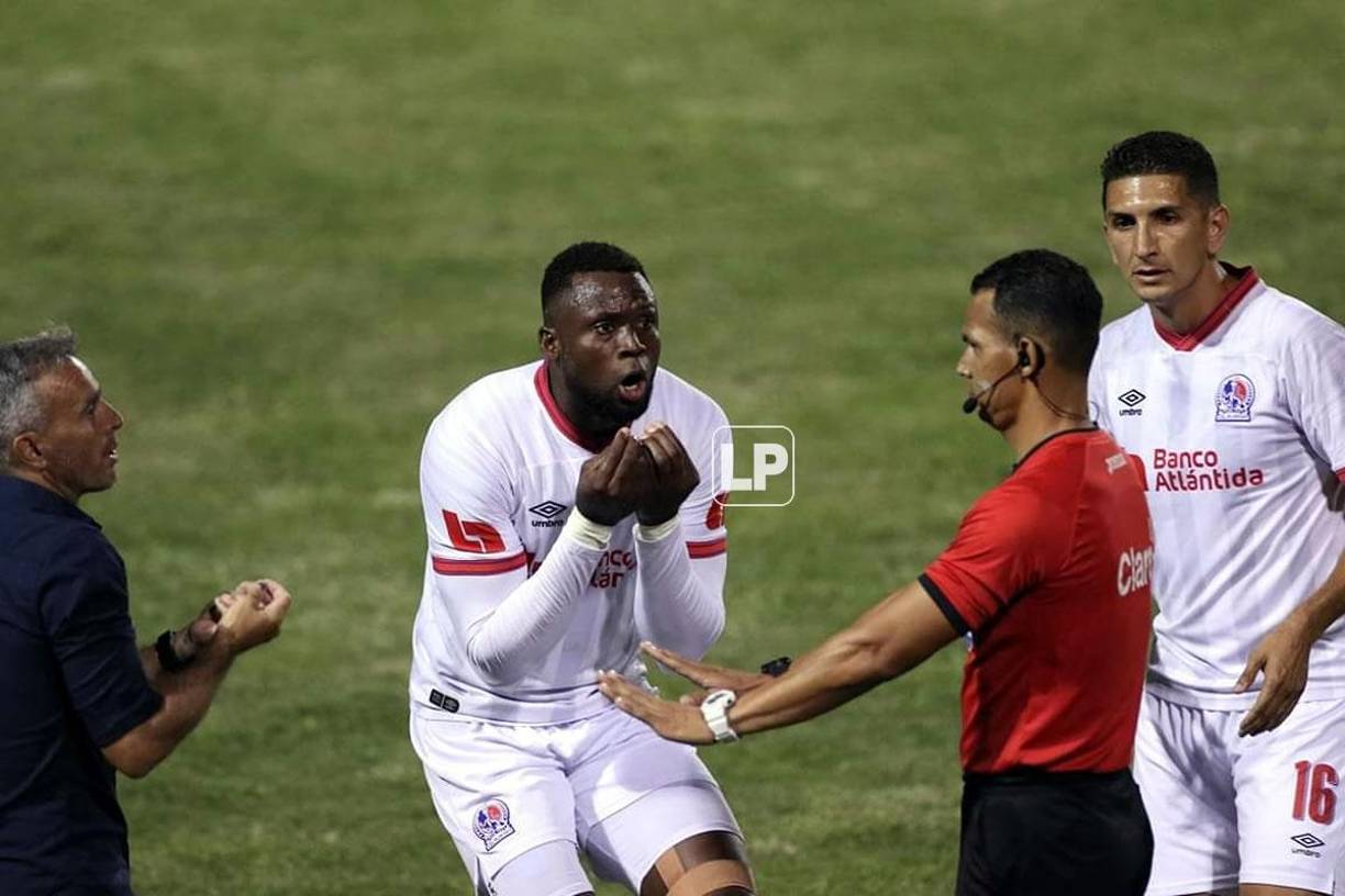 Yustin Arboleda pidiendo explicaciones al cuarto árbitro Nelson Salgado.