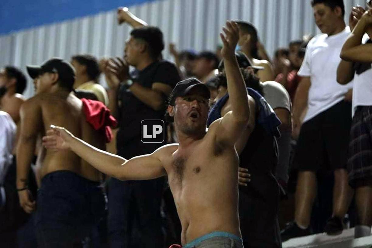 Los aficionados del Olimpia cantaron y animaron al equipo en el clásico.