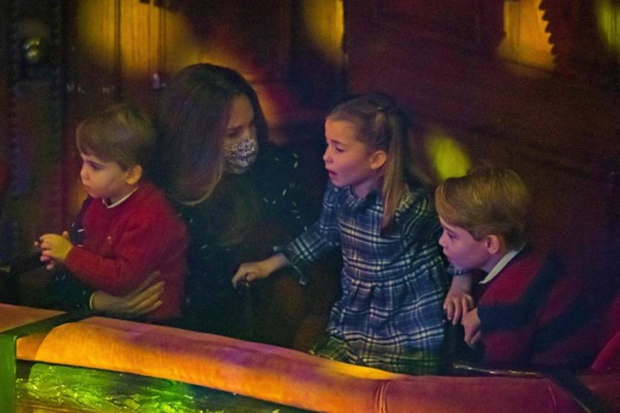 La familia de los Cambridge se sentó en el palco de la realeza en el teatro de Londres.