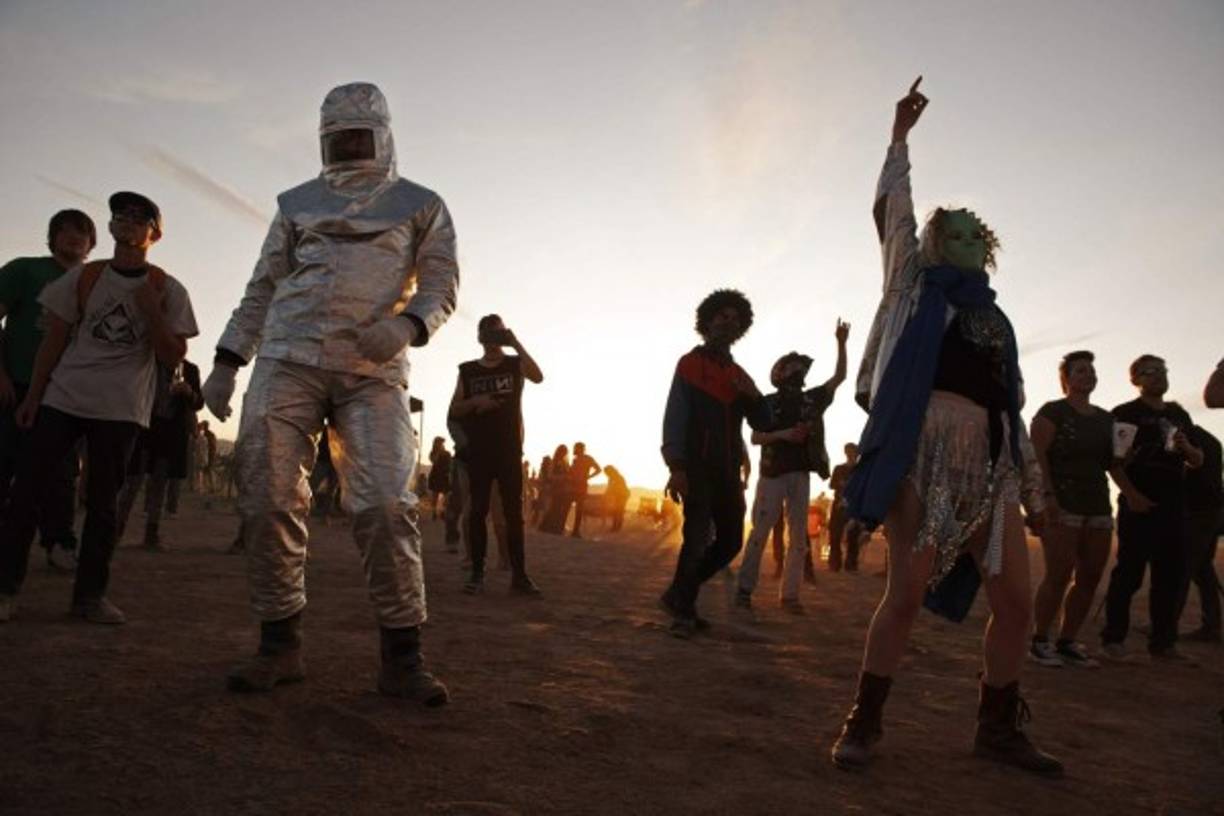 Según teorías y creencias populares, en la famosa guarnición del Gobierno de los Estados Unidos, localizada en el condado Lincoln, en el sur del estado de Nevada y a unos 130 kilómetros de Las Vegas, se guardan toda suerte de secretos militares que incluyen una nave y cuerpos extraterrestres.