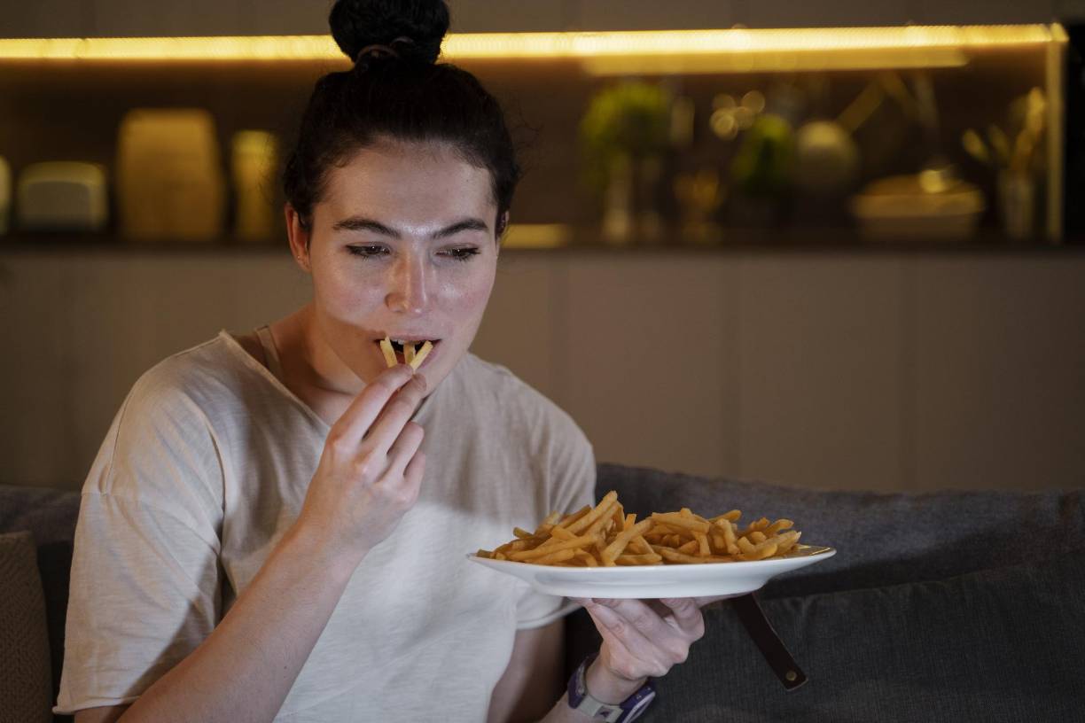 4. SIGNOS FÍSICOS DE PURGAA. Descripción: Las conductas compensatorias como el vómito frecuente pueden causar una serie de signos físicos. Estos incluyen inflamación de las mejillas o mandíbula, erosión del esmalte dental debido al ácido del estómago, cicatrices o callos en los nudillos (por inducir el vómito), y problemas digestivos como reflujo ácido.